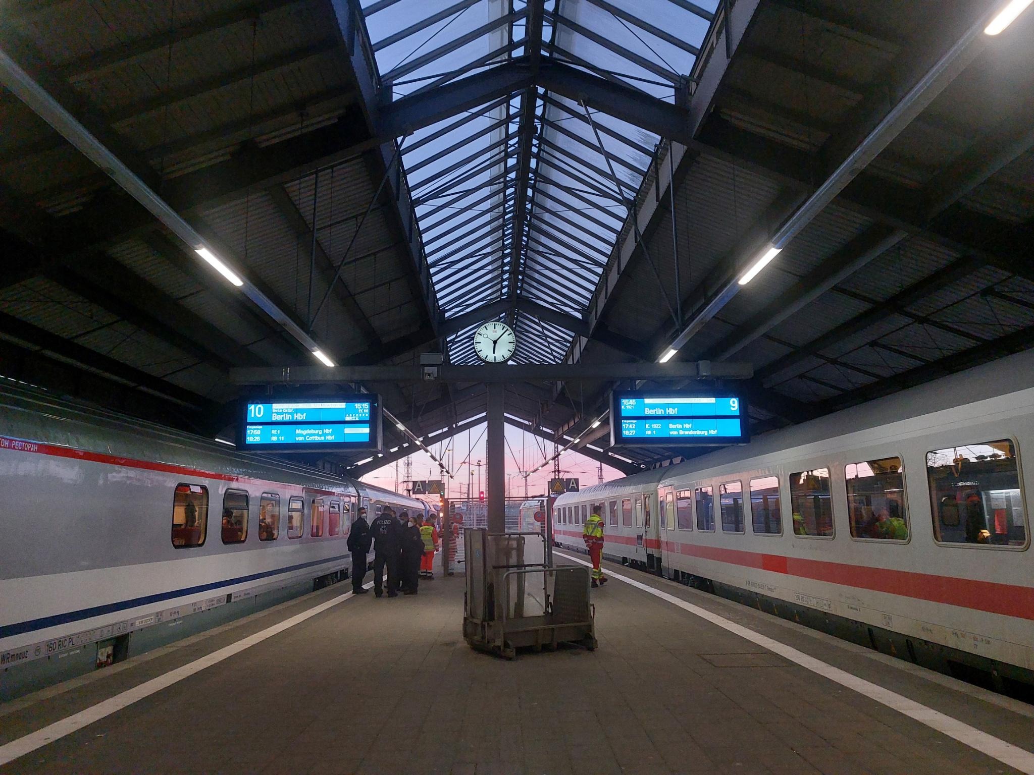 Polizei und Rotes Kreuz auf dem Bahnsteig in Frankfurt Oder 8.3.22